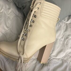 I bite high heel boot worn once but don’t fit well